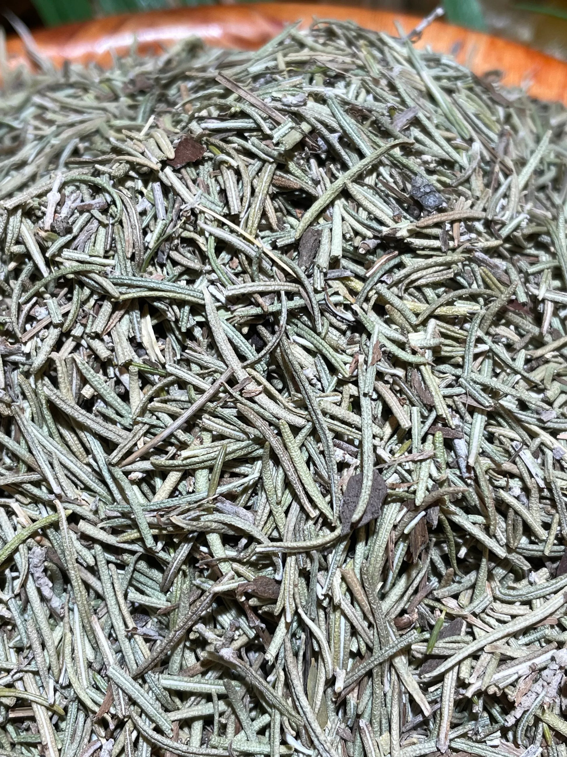 Romarin séché sur légumes rôtis au four, herbe de Provence pour cuisine méditerranéenne