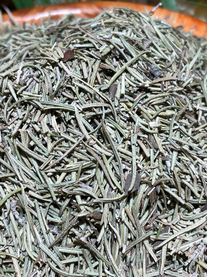 Romarin séché sur légumes rôtis au four, herbe de Provence pour cuisine méditerranéenne