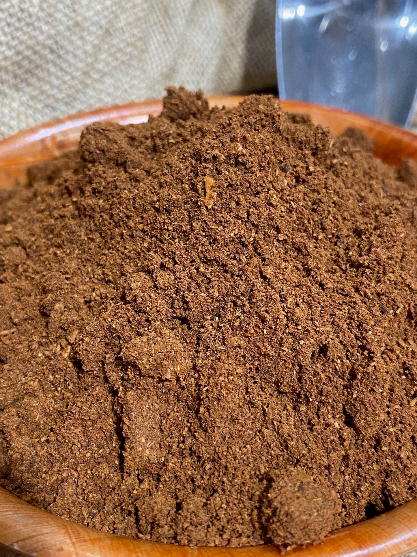 Texture fine de poudre d’anis étoilé montrant une mouture homogène et parfumée