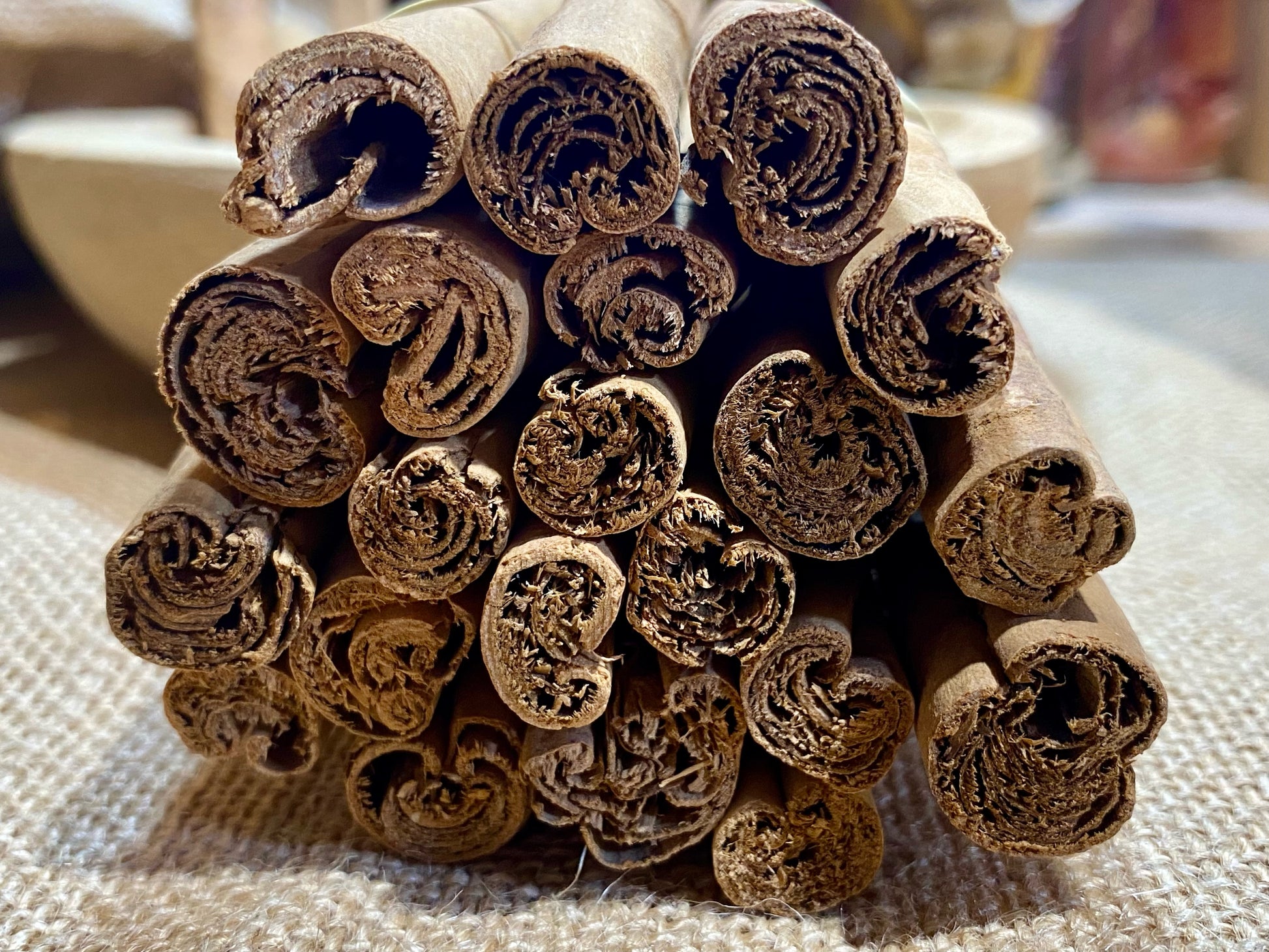 Zoom sur la texture des bâtons de cannelle de Ceylan, montrant leur écorce fine et arôme naturel
