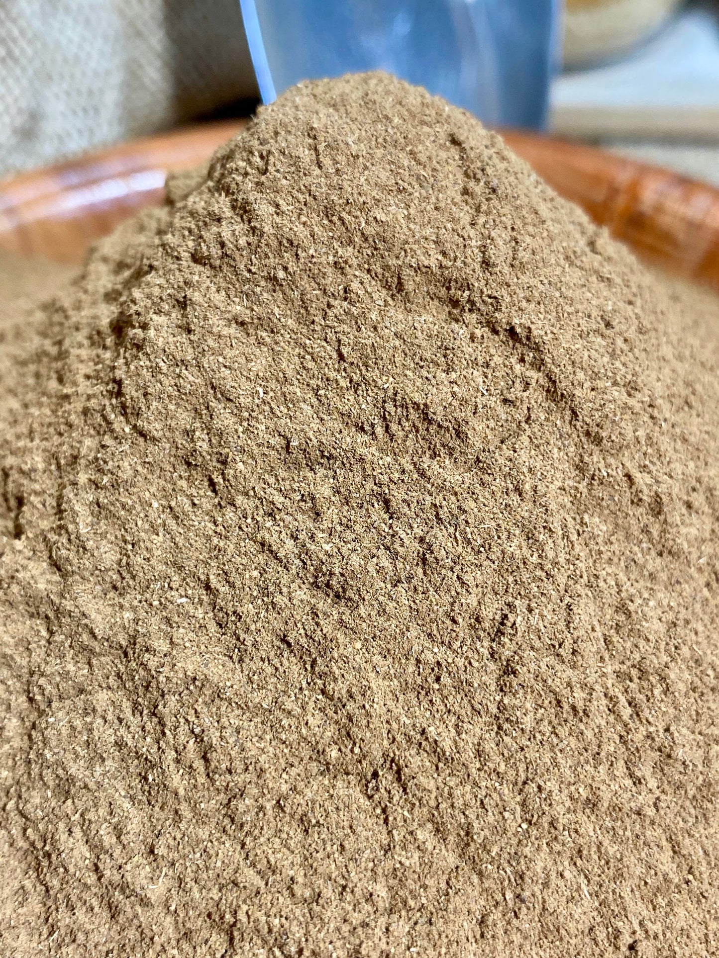 Zoom sur la texture de la cannelle de Ceylan en poudre, couleur brun clair et arôme intense