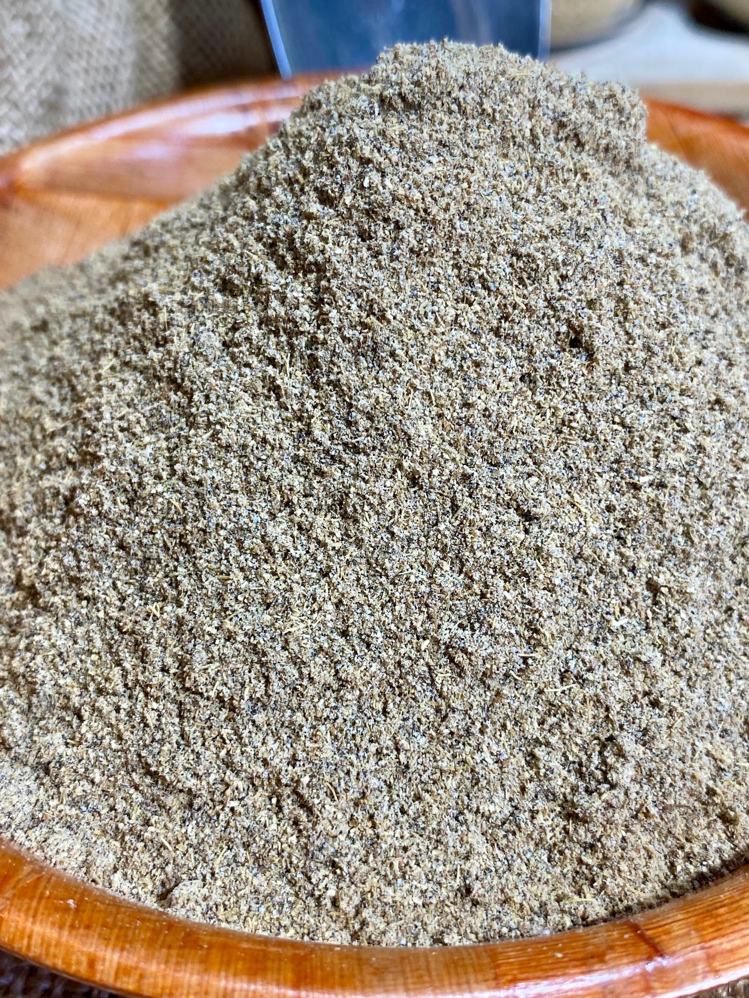 Gros plan sur la cardamome en poudre montrant sa texture fine et parfumée