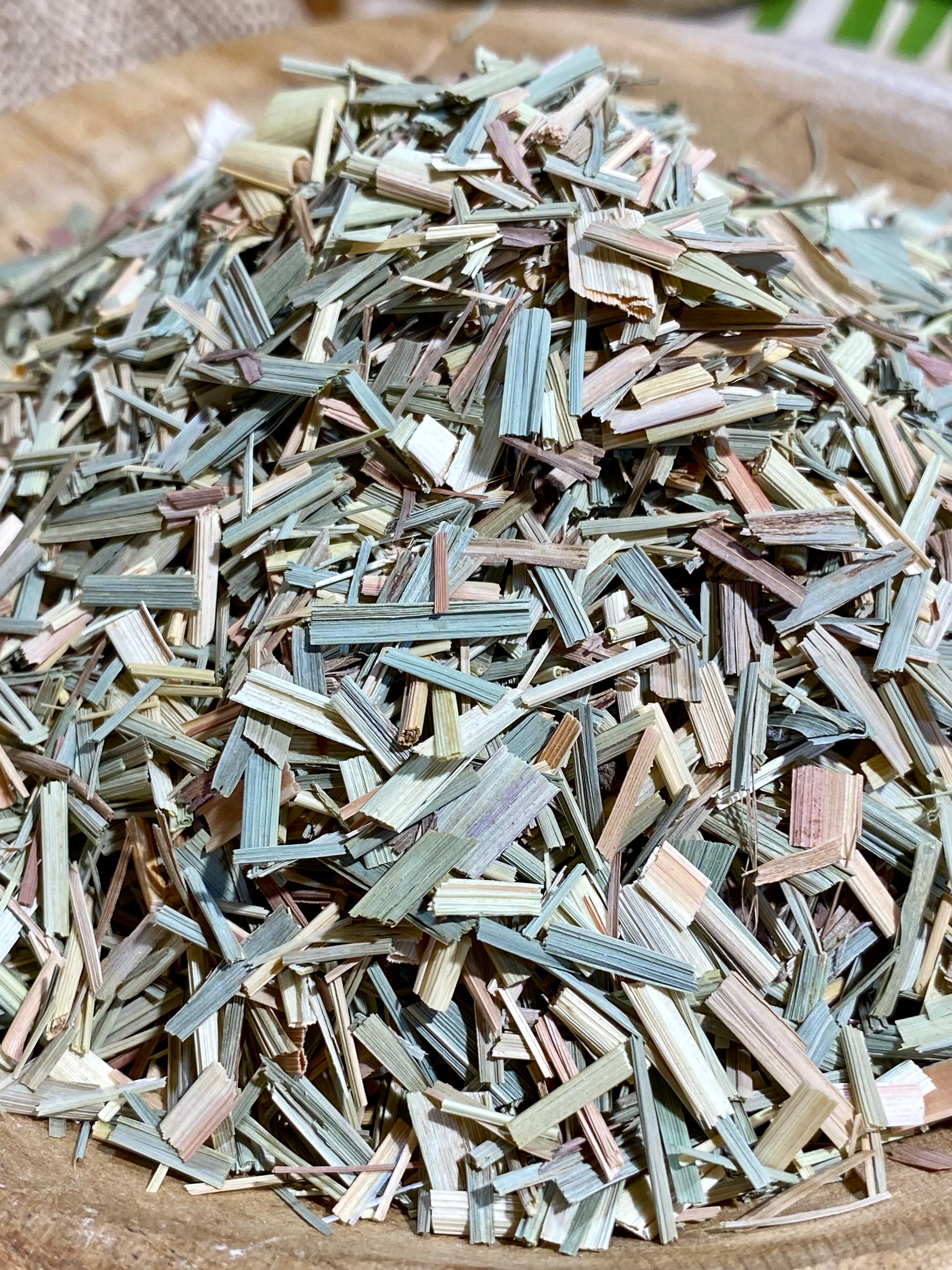 Zoom sur la texture de la citronnelle séchée en copeaux, prêt à infuser ou cuisiner