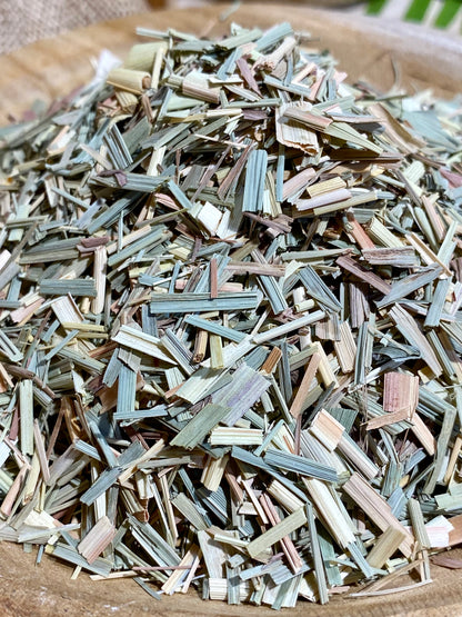 Zoom sur la texture de la citronnelle séchée en copeaux, prêt à infuser ou cuisiner
