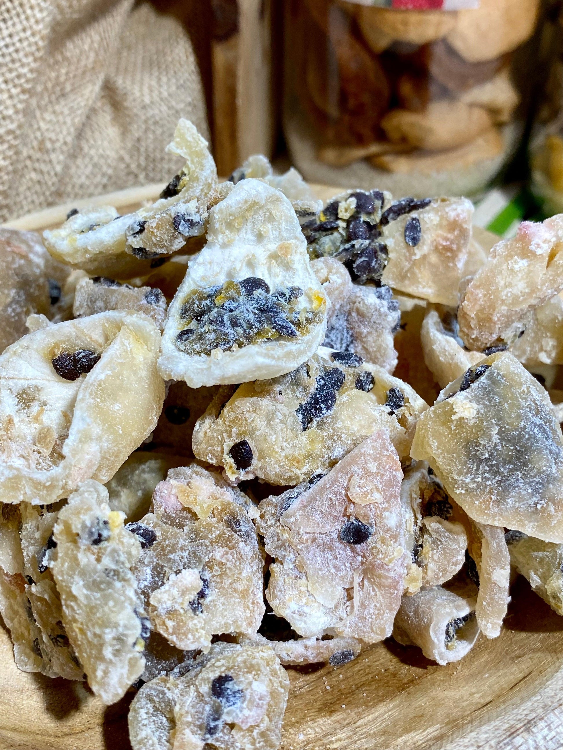 Idée de snack sain avec fruit de la passion séché en vrac