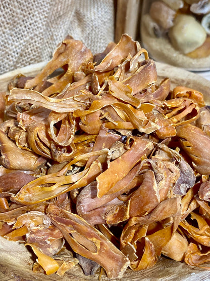 Zoom sur la texture du macis entier, montrant sa couleur chaude et sa surface délicatement nervurée