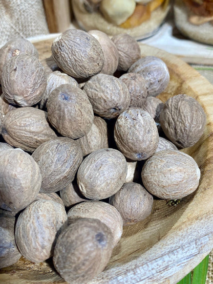 Zoom sur la texture de la noix de muscade entière montrant sa surface naturelle et rugueuse