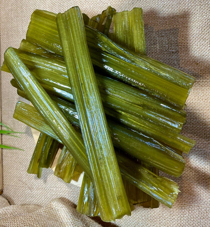 Angélique confite de Niort, confiserie française artisanale à base de tiges d’angelica confites dans du sirop de sucre, idéale en dessert ou collation