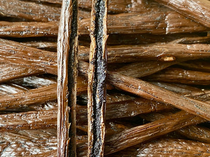 Gros plan sur les grains aromatiques des gousses de vanille Madagascar 13–15 cm