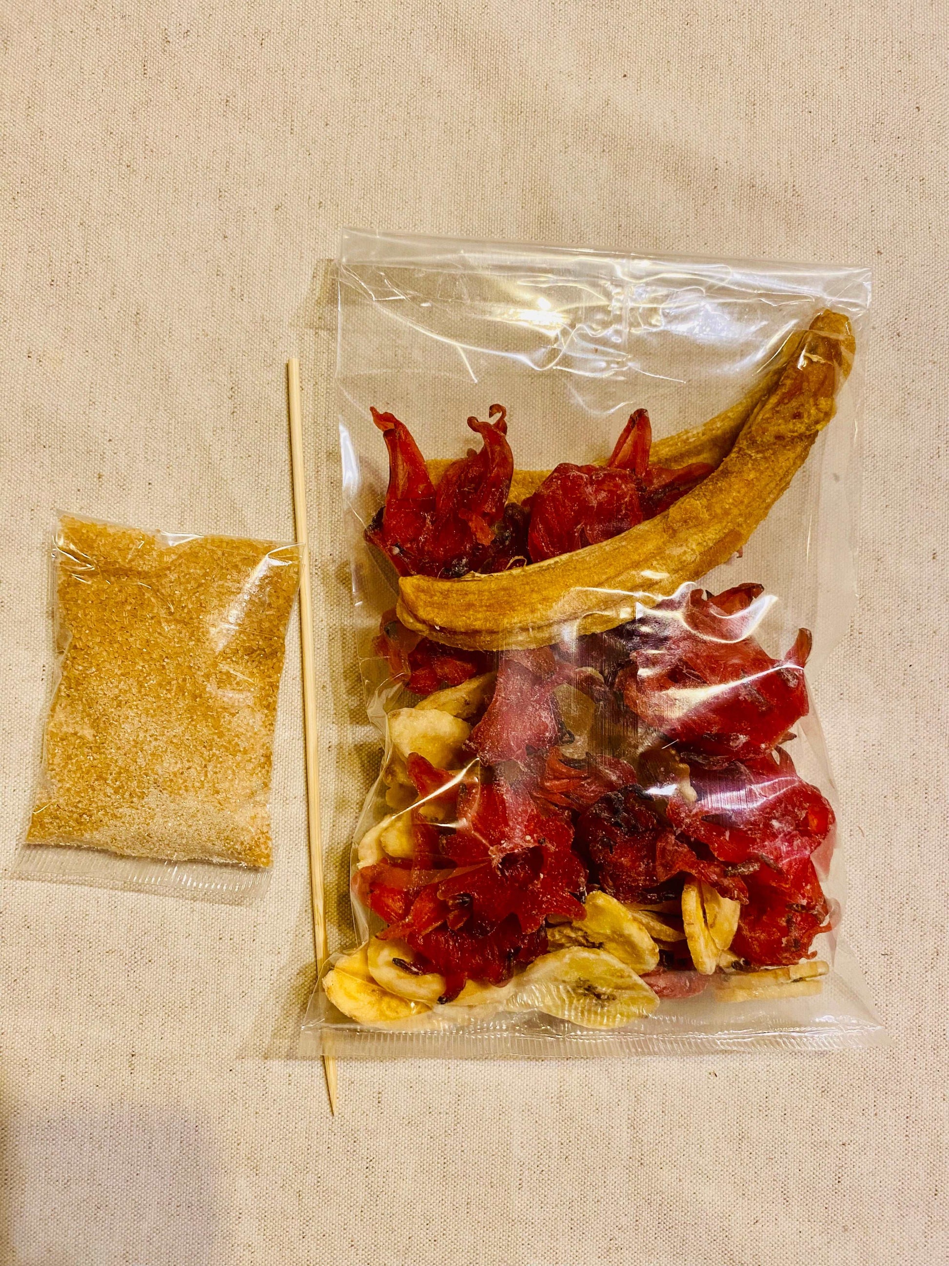 kit rhum arrangé : Banane, fleurs d'hibiscus, gingembre, sucre vanillé bourbon